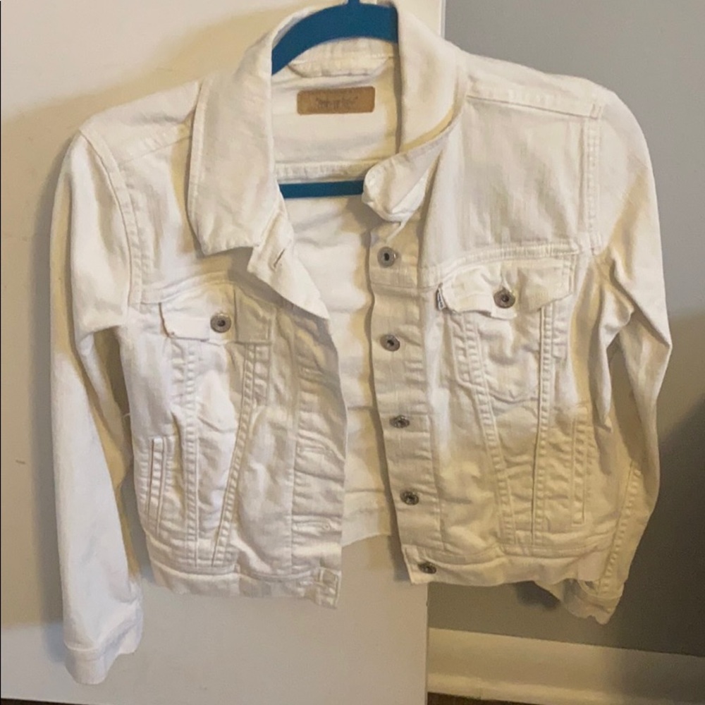 Levi white denim jacket coat women’s medium